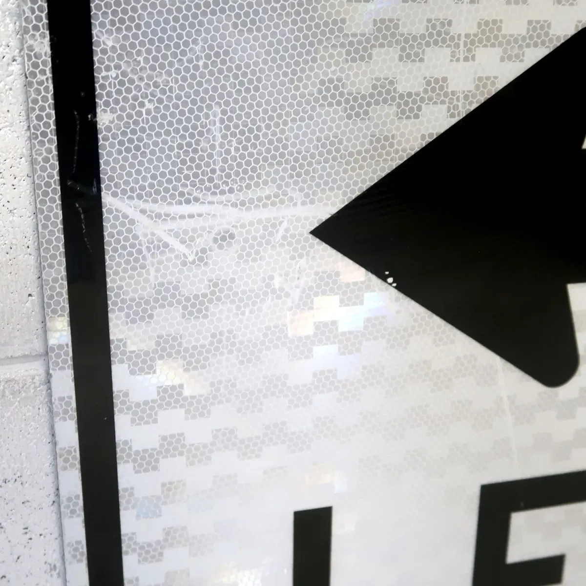 KEEP LEFT ロードサイン