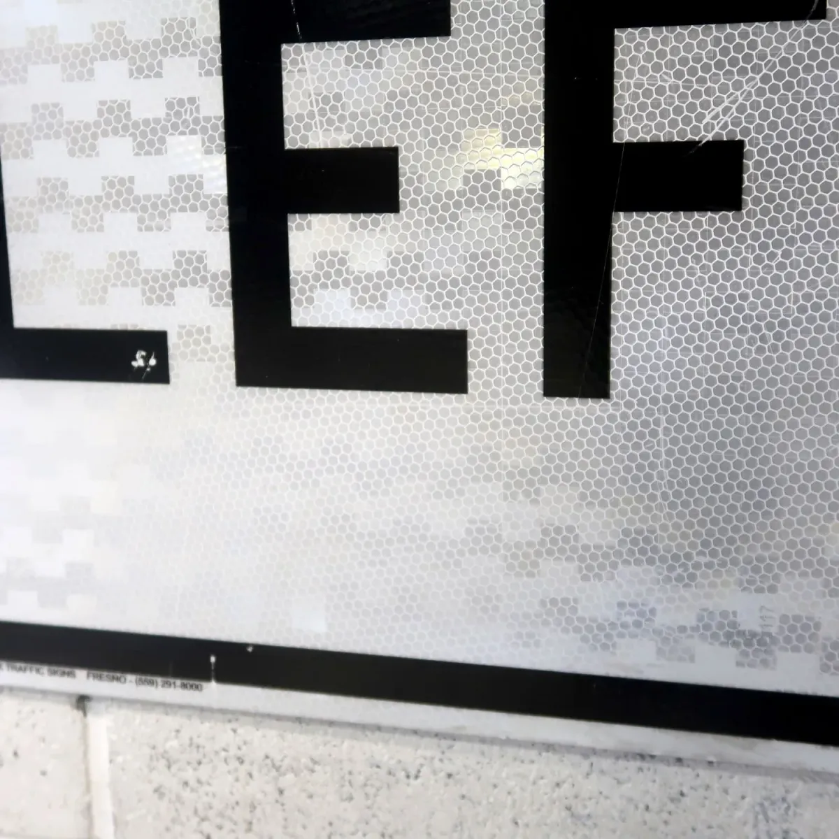 KEEP LEFT ロードサイン