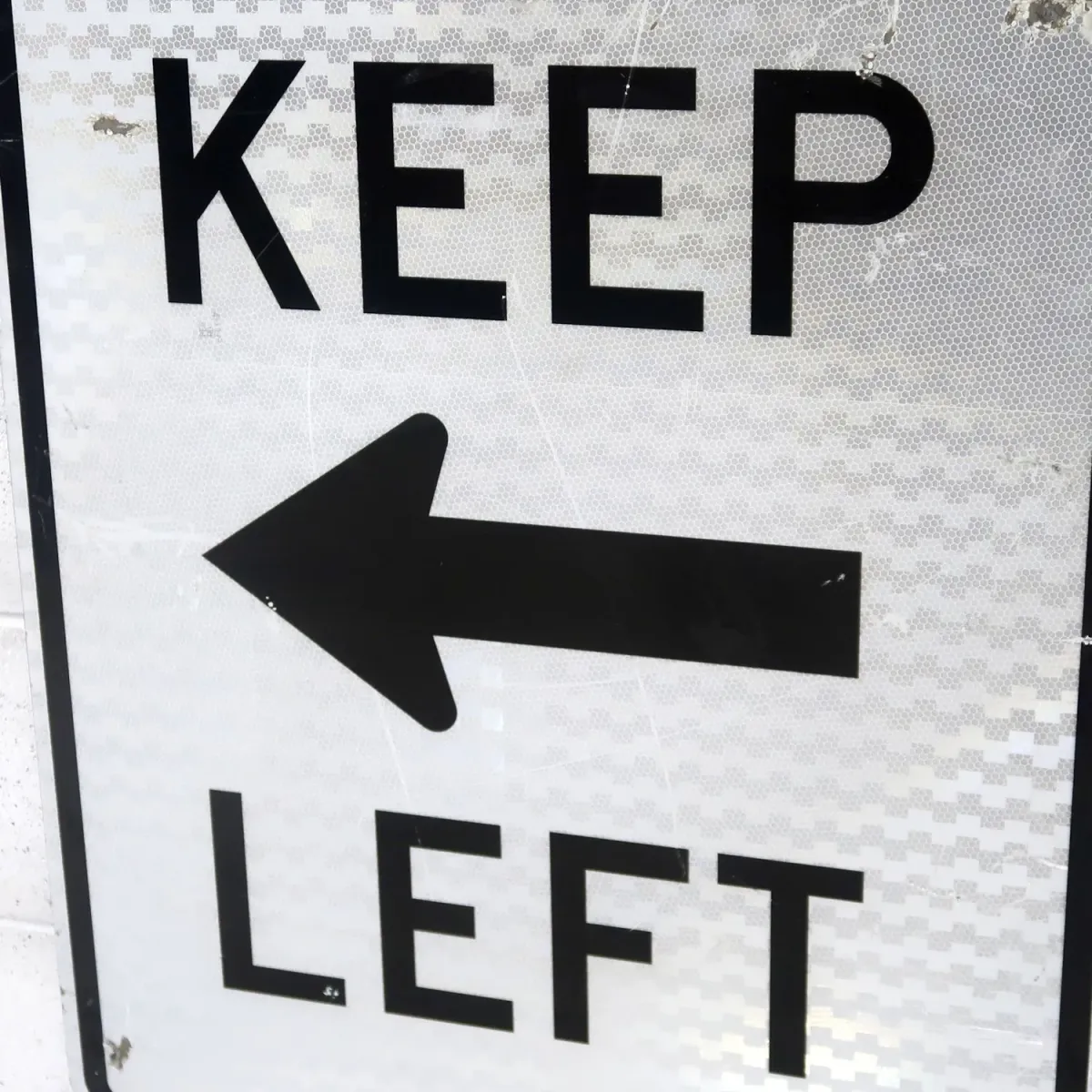 KEEP LEFT ロードサイン