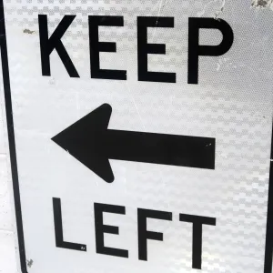 KEEP LEFT ロードサイン