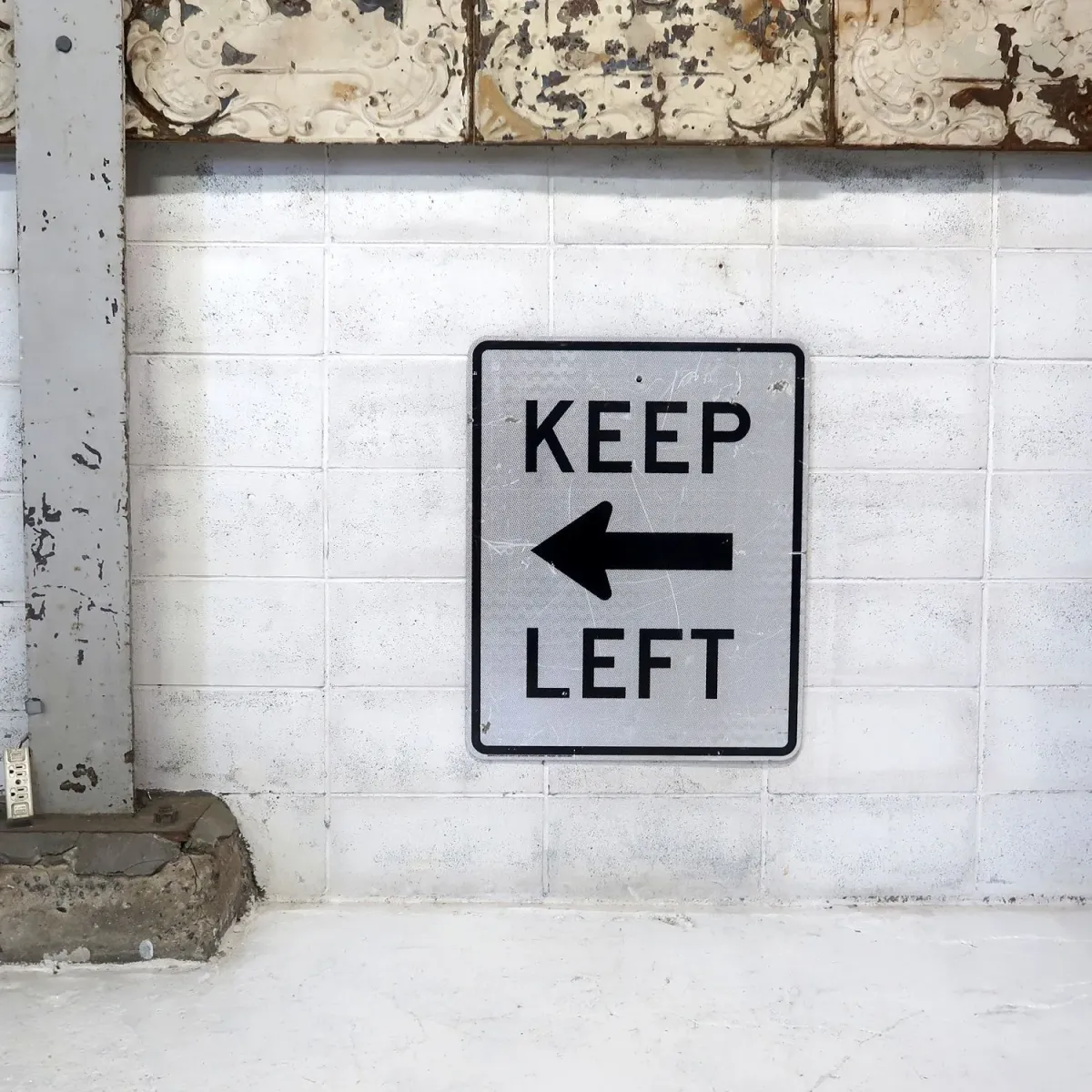 KEEP LEFT ロードサイン