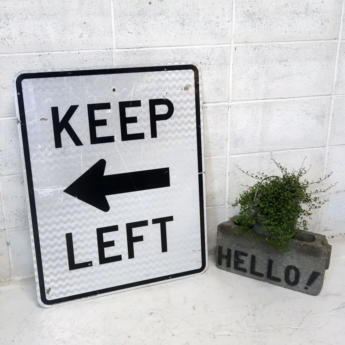 KEEP LEFT ロードサイン