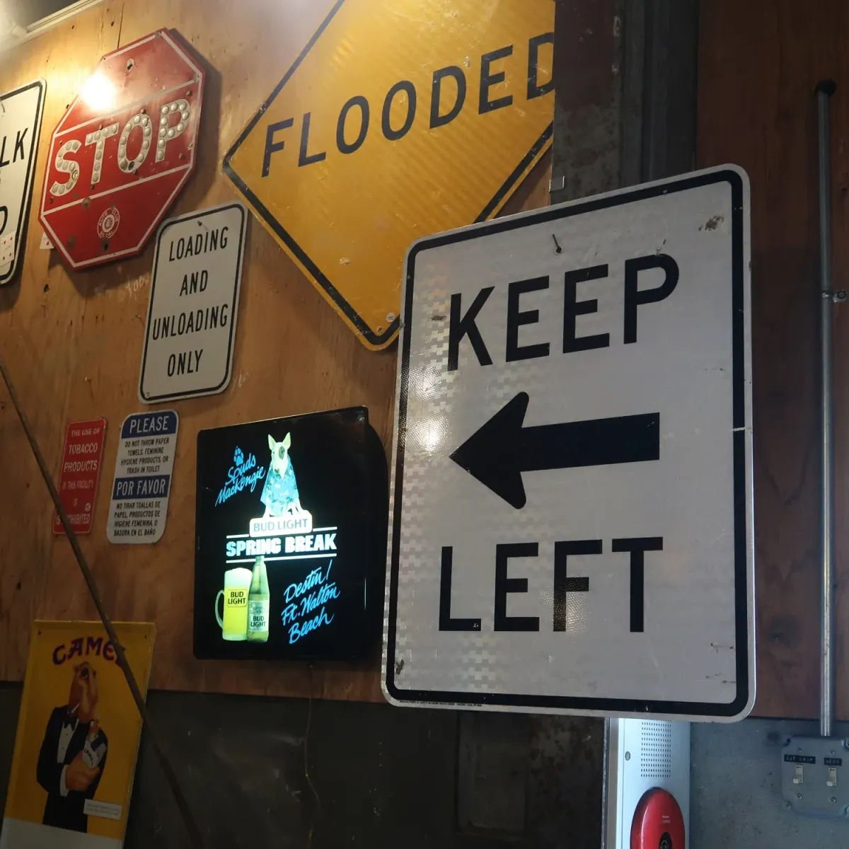 KEEP LEFT ロードサイン