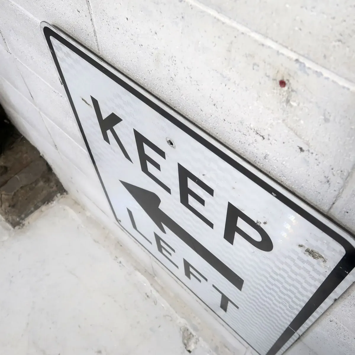 KEEP LEFT ロードサイン