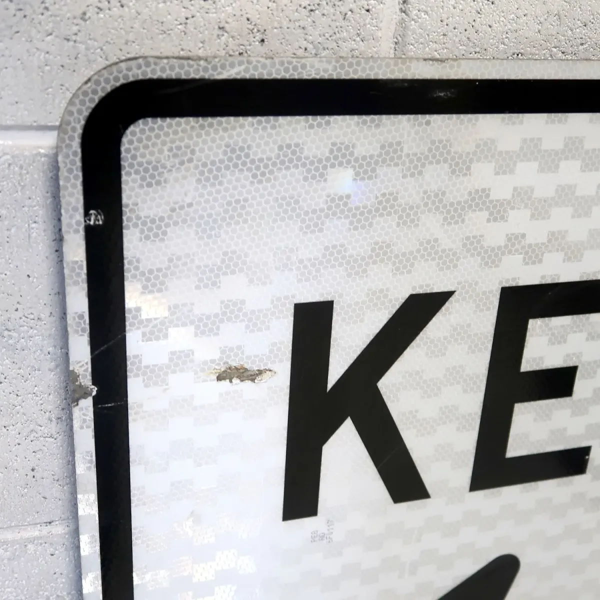 KEEP LEFT ロードサイン