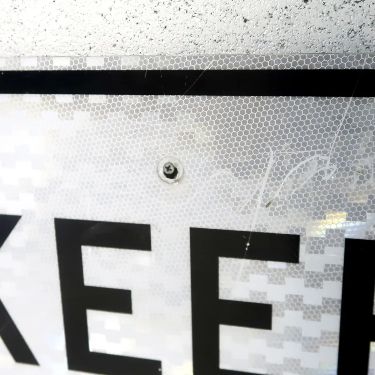 KEEP LEFT ロードサイン