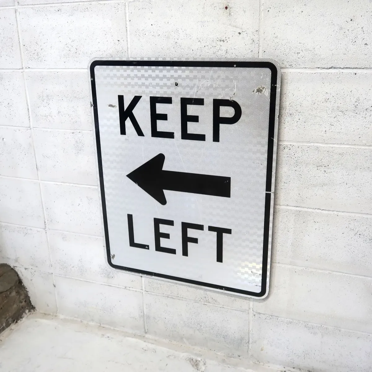 KEEP LEFT ロードサイン