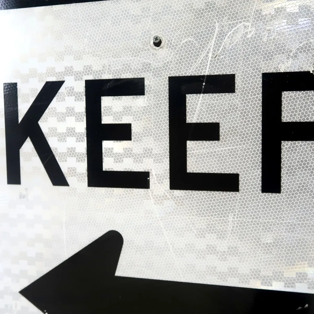 KEEP LEFT ロードサイン